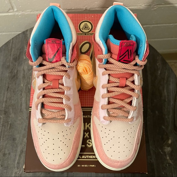 dunk mid social status strawberry